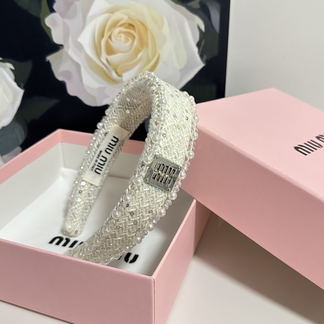  配专柜包装
MiuMiu（缪缪）最新发箍
小仙女快入手
特殊材质 不嘞头
可盐可甜～