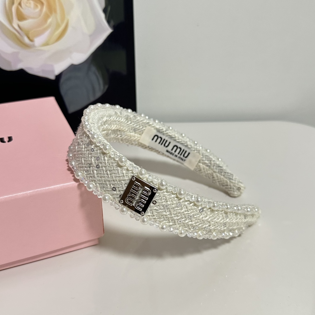  配专柜包装
MiuMiu（缪缪）最新发箍
小仙女快入手
特殊材质 不嘞头
可盐可甜～