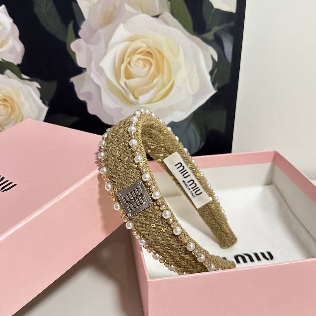  配专柜包装
MiuMiu（缪缪）最新发箍
小仙女快入手
特殊材质 不嘞头
可盐可甜～