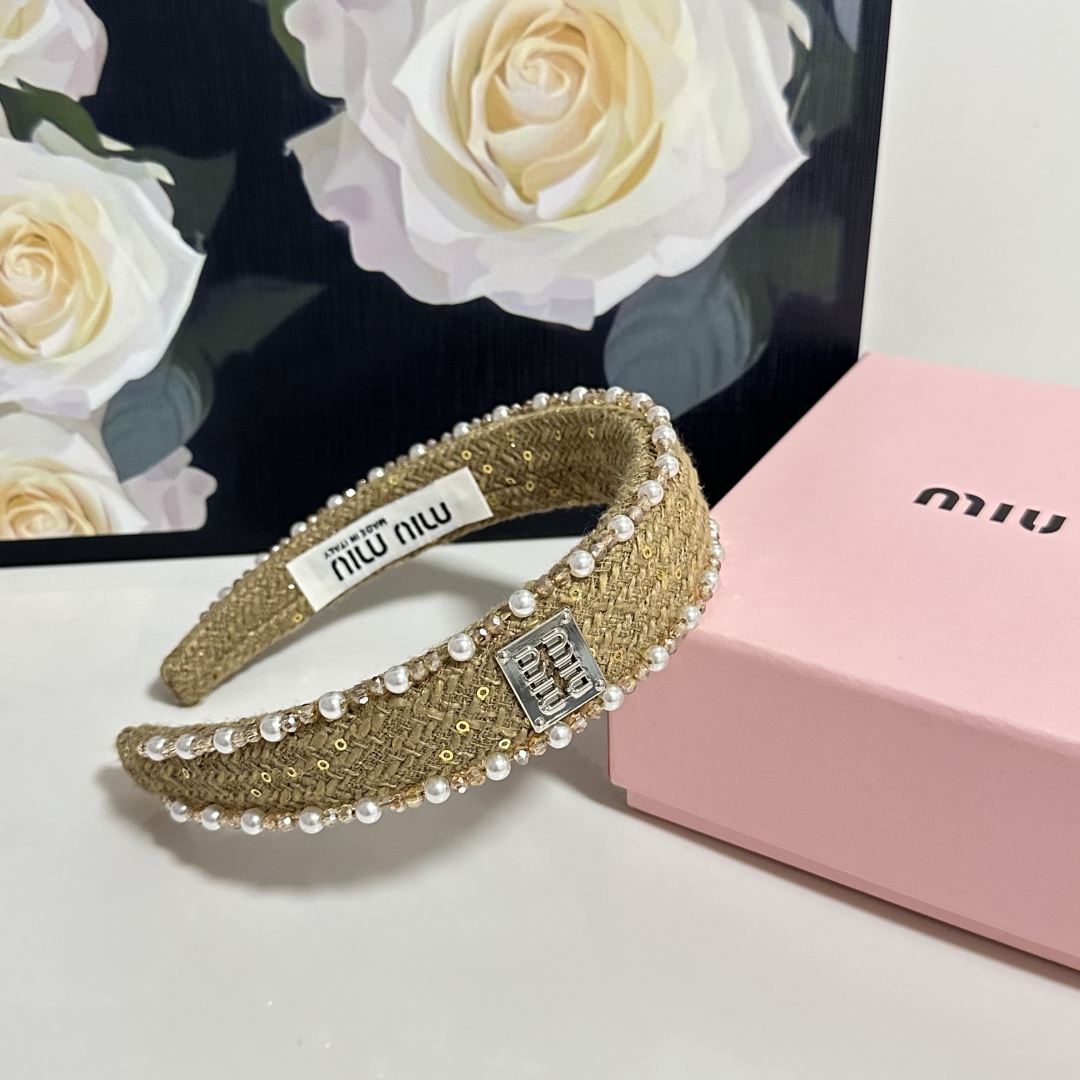  配专柜包装
MiuMiu（缪缪）最新发箍
小仙女快入手
特殊材质 不嘞头
可盐可甜～