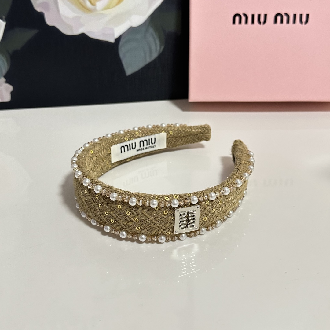  配专柜包装
MiuMiu（缪缪）最新发箍
小仙女快入手
特殊材质 不嘞头
可盐可甜～