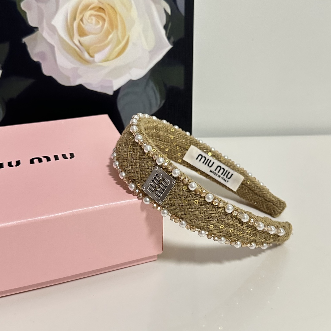  配专柜包装
MiuMiu（缪缪）最新发箍
小仙女快入手
特殊材质 不嘞头
可盐可甜～