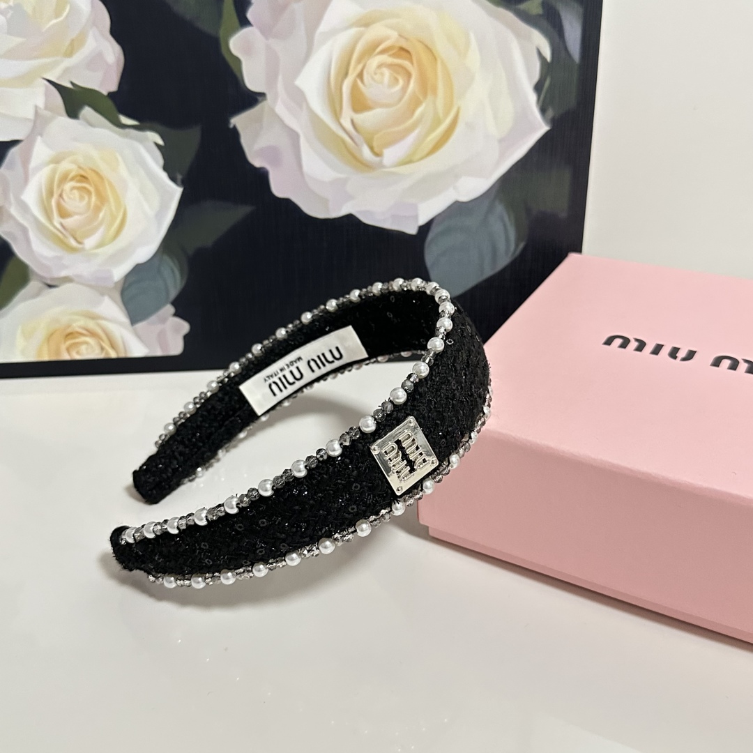  配专柜包装
MiuMiu（缪缪）最新发箍
小仙女快入手
特殊材质 不嘞头
可盐可甜～