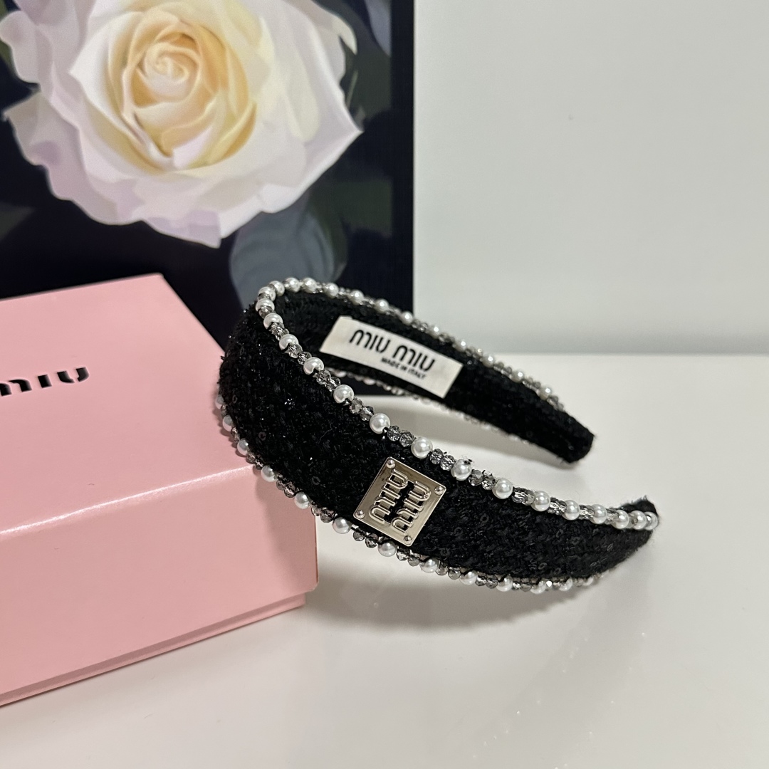  配专柜包装
MiuMiu（缪缪）最新发箍
小仙女快入手
特殊材质 不嘞头
可盐可甜～