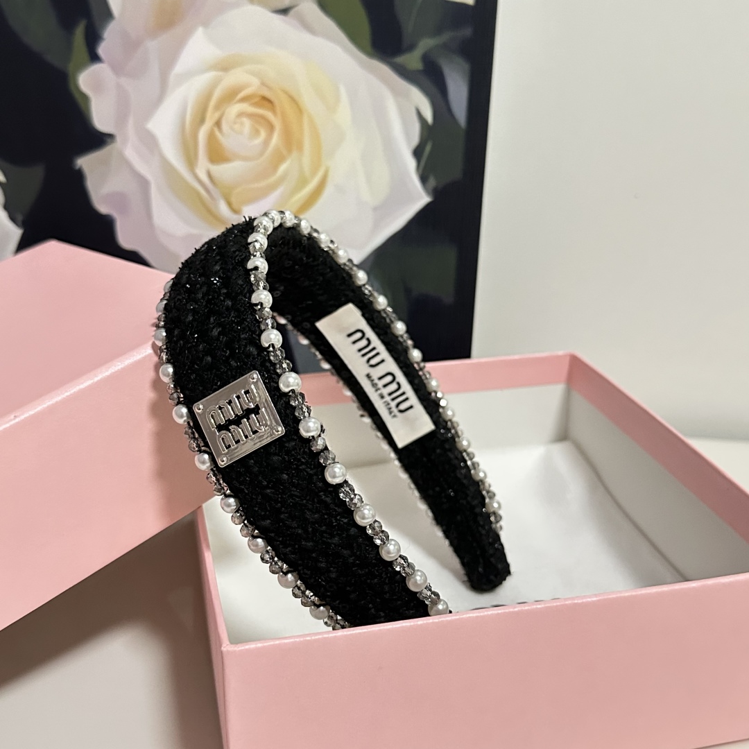  配专柜包装
MiuMiu（缪缪）最新发箍
小仙女快入手
特殊材质 不嘞头
可盐可甜～