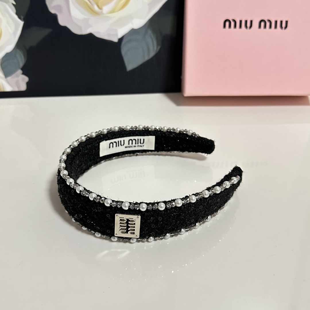  配专柜包装
MiuMiu（缪缪）最新发箍
小仙女快入手
特殊材质 不嘞头
可盐可甜～
