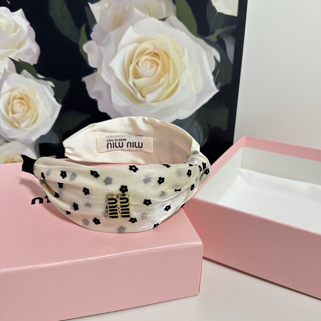  配专柜包装
MiuMiu（缪缪）最新发箍
小仙女快入手
特殊材质 不嘞头
可盐可甜～