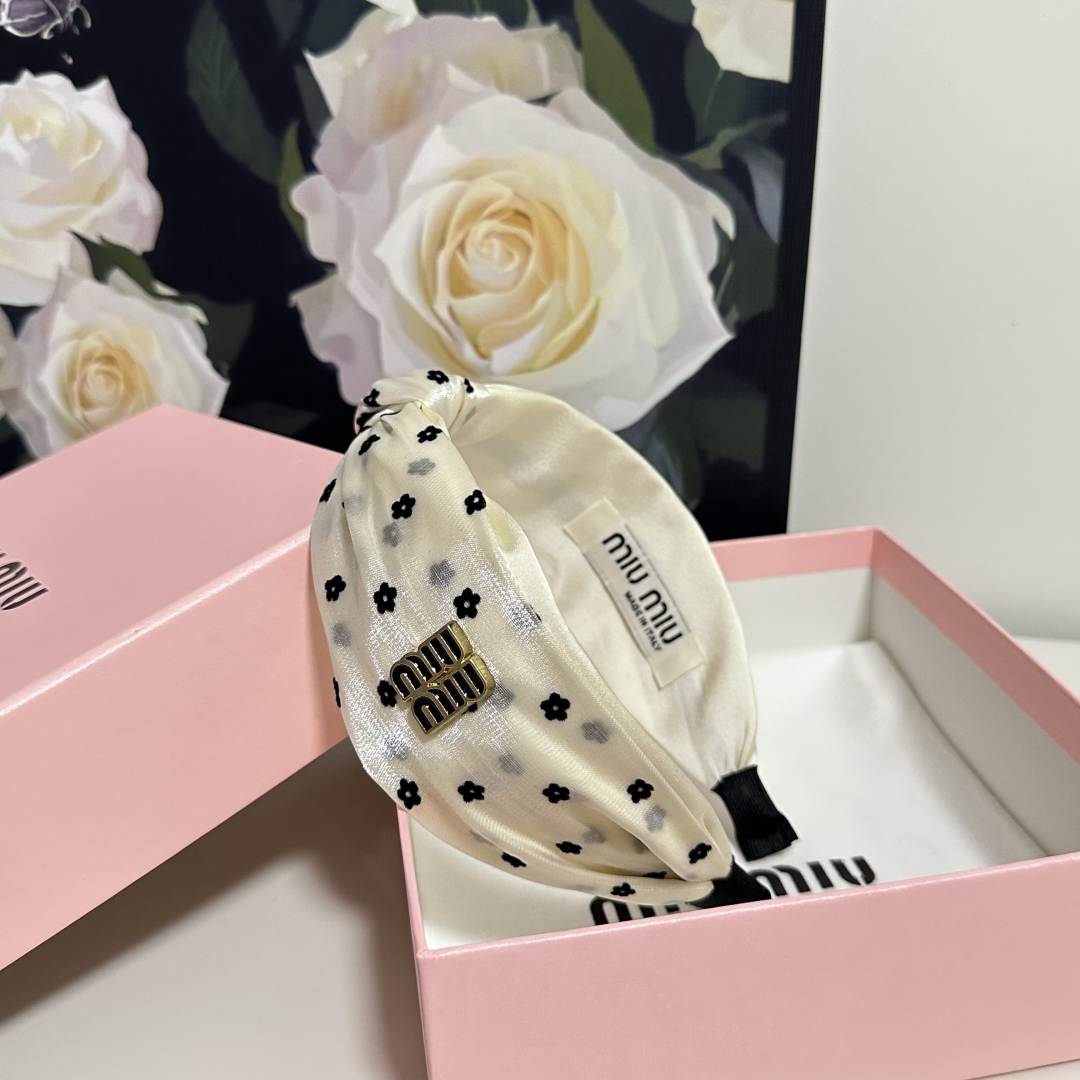  配专柜包装
MiuMiu（缪缪）最新发箍
小仙女快入手
特殊材质 不嘞头
可盐可甜～