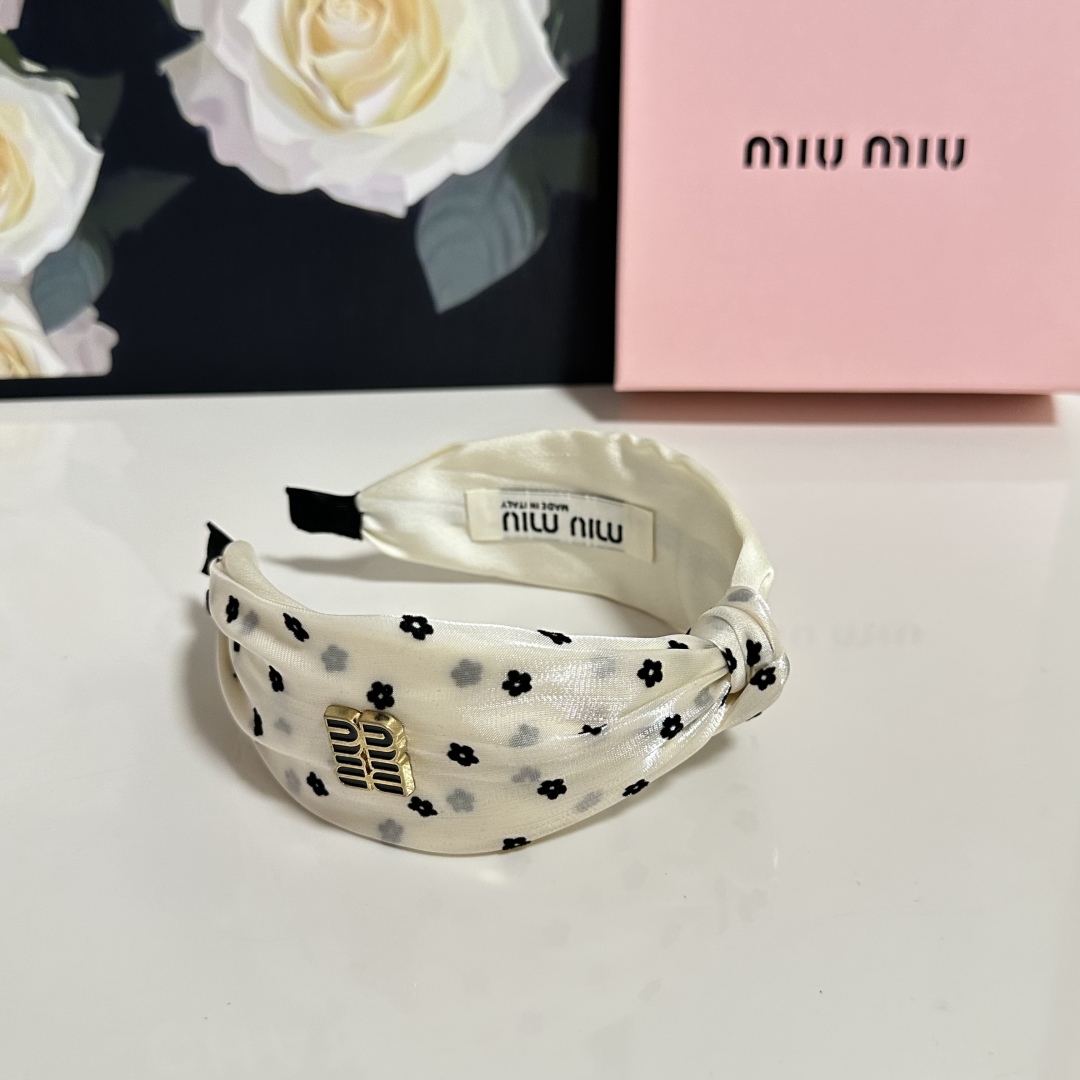  配专柜包装
MiuMiu（缪缪）最新发箍
小仙女快入手
特殊材质 不嘞头
可盐可甜～