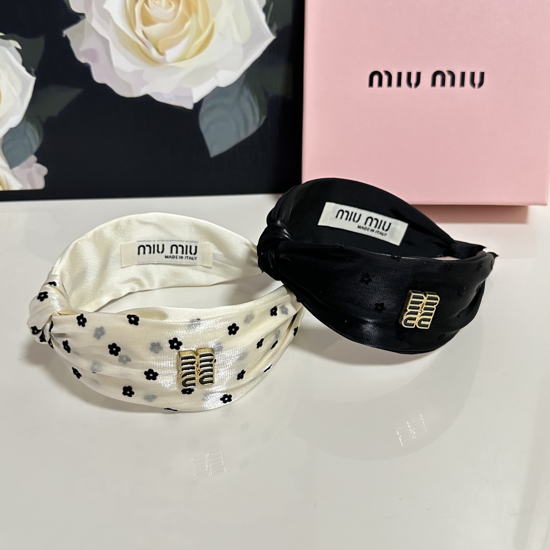  配专柜包装
MiuMiu（缪缪）最新发箍
小仙女快入手
特殊材质 不嘞头
可盐可甜～