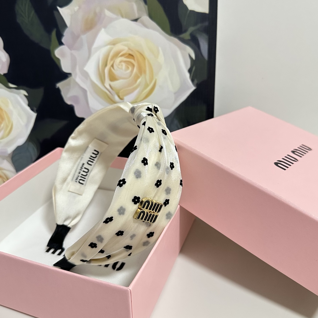  配专柜包装
MiuMiu（缪缪）最新发箍
小仙女快入手
特殊材质 不嘞头
可盐可甜～