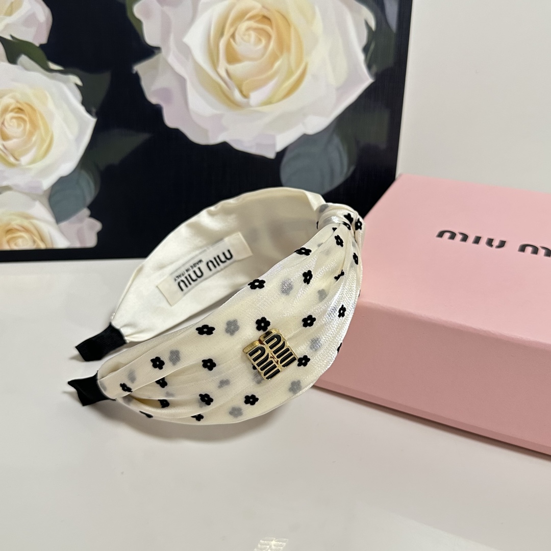 配专柜包装
MiuMiu（缪缪）最新发箍
小仙女快入手
特殊材质 不嘞头
可盐可甜～