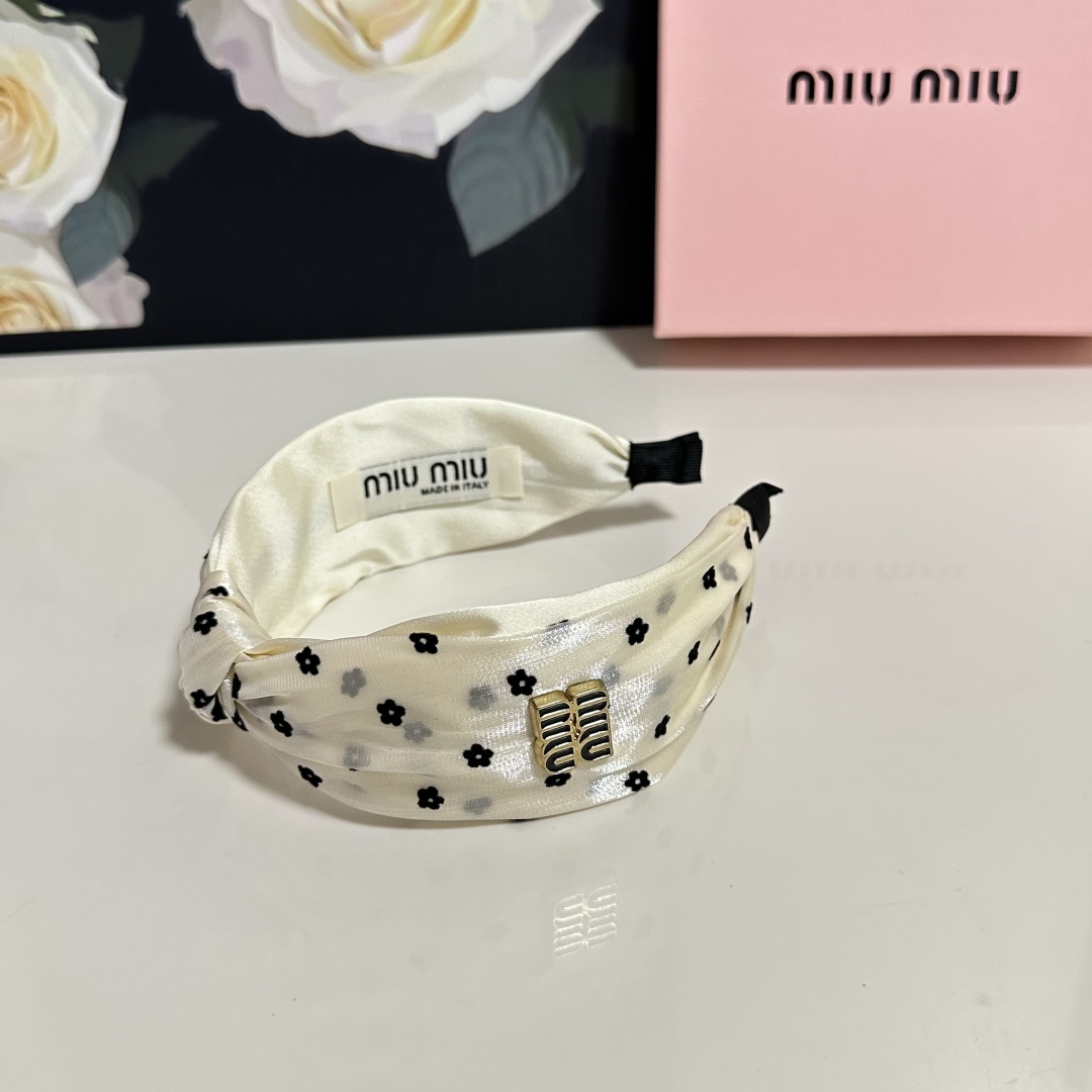 配专柜包装
MiuMiu（缪缪）最新发箍
小仙女快入手
特殊材质 不嘞头
可盐可甜～