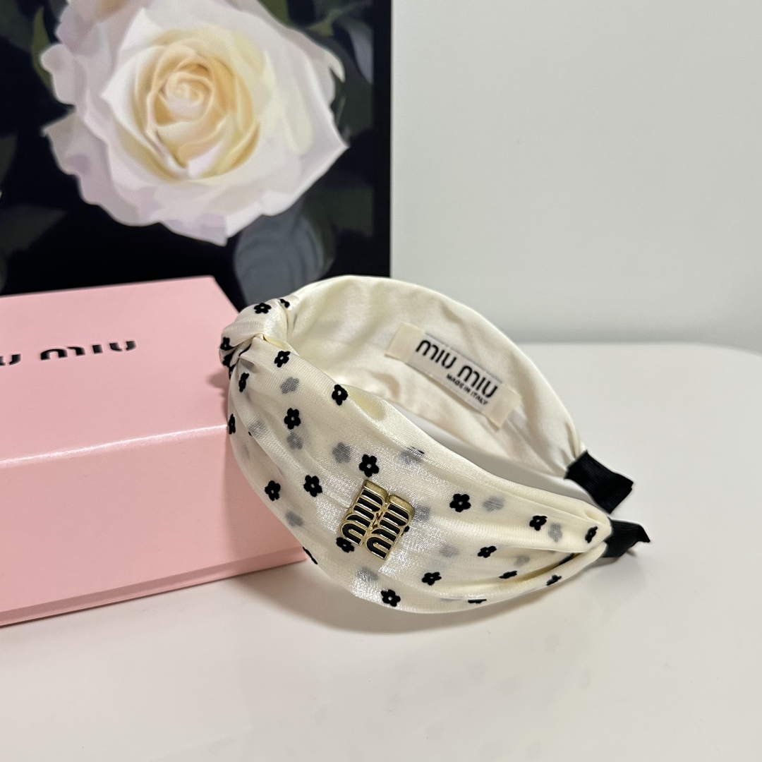  配专柜包装
MiuMiu（缪缪）最新发箍
小仙女快入手
特殊材质 不嘞头
可盐可甜～