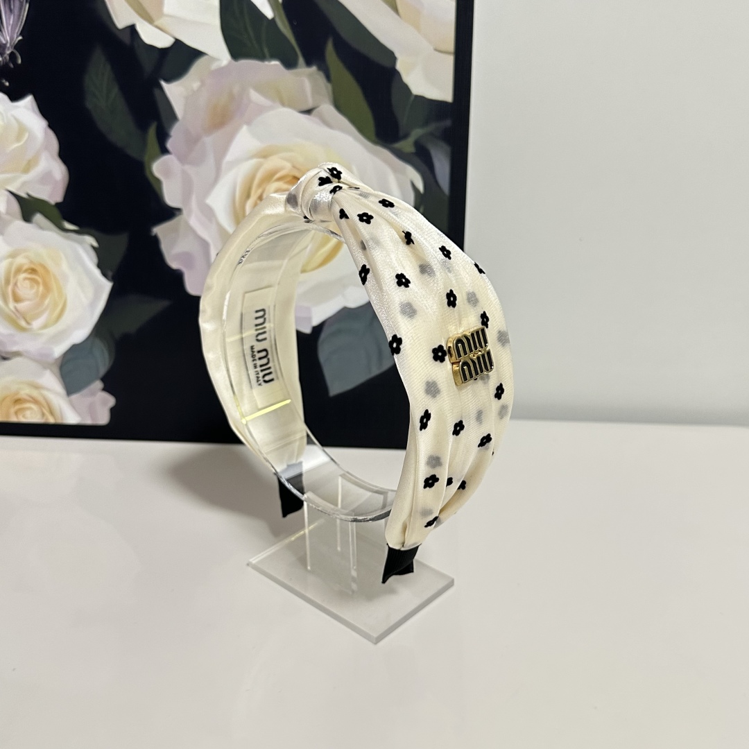  配专柜包装
MiuMiu（缪缪）最新发箍
小仙女快入手
特殊材质 不嘞头
可盐可甜～