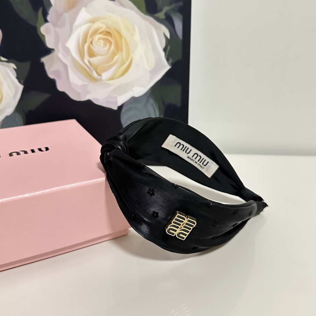  配专柜包装
MiuMiu（缪缪）最新发箍
小仙女快入手
特殊材质 不嘞头
可盐可甜～