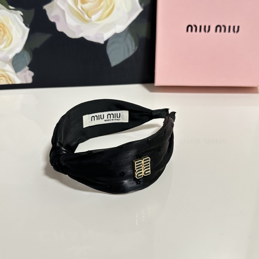  配专柜包装
MiuMiu（缪缪）最新发箍
小仙女快入手
特殊材质 不嘞头
可盐可甜～