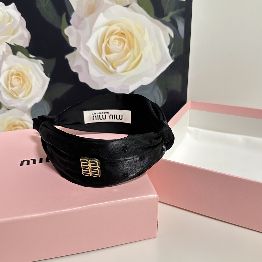  配专柜包装
MiuMiu（缪缪）最新发箍
小仙女快入手
特殊材质 不嘞头
可盐可甜～