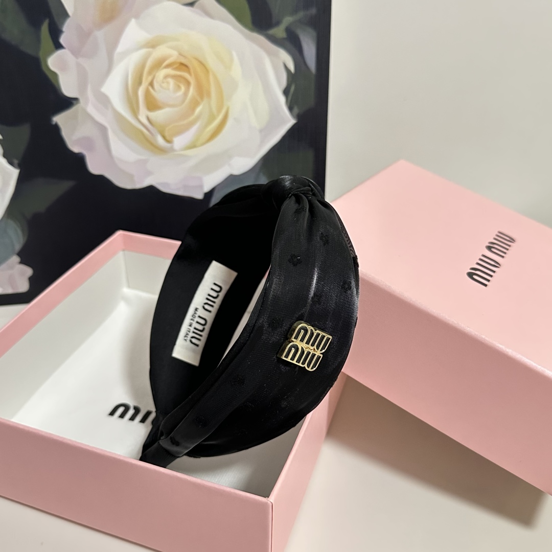  配专柜包装
MiuMiu（缪缪）最新发箍
小仙女快入手
特殊材质 不嘞头
可盐可甜～