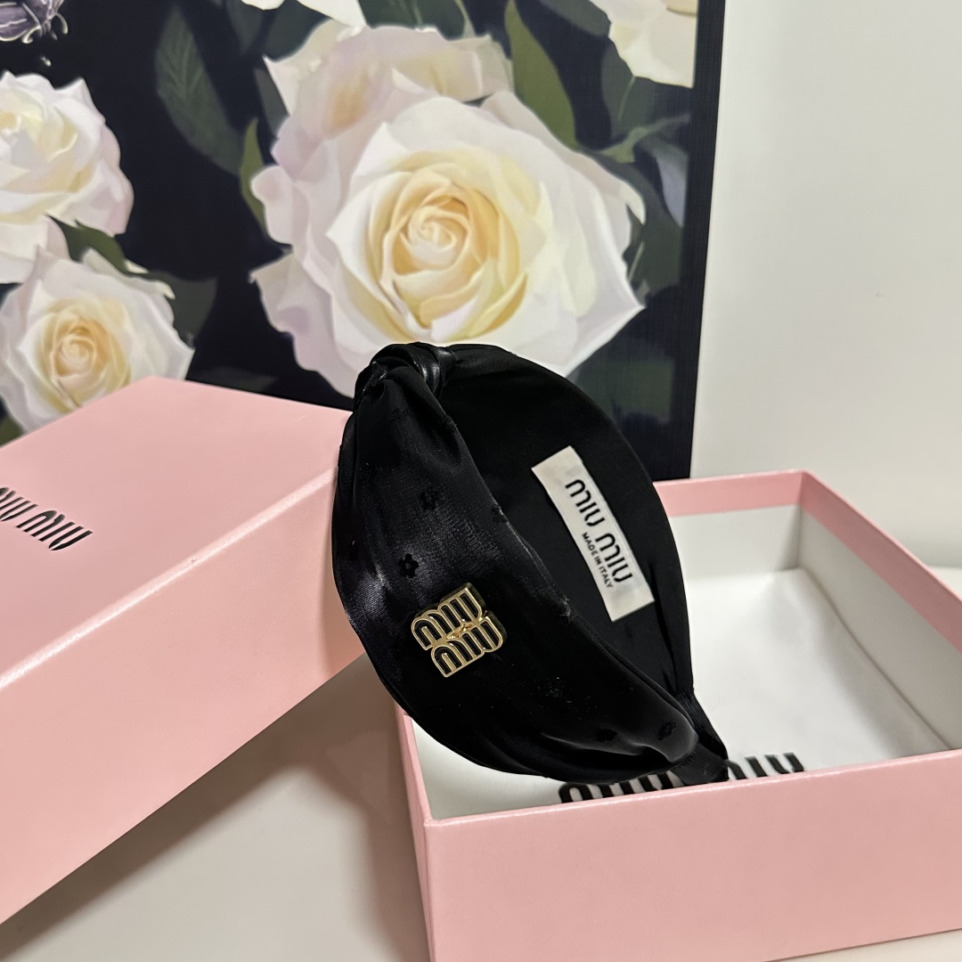  配专柜包装
MiuMiu（缪缪）最新发箍
小仙女快入手
特殊材质 不嘞头
可盐可甜～