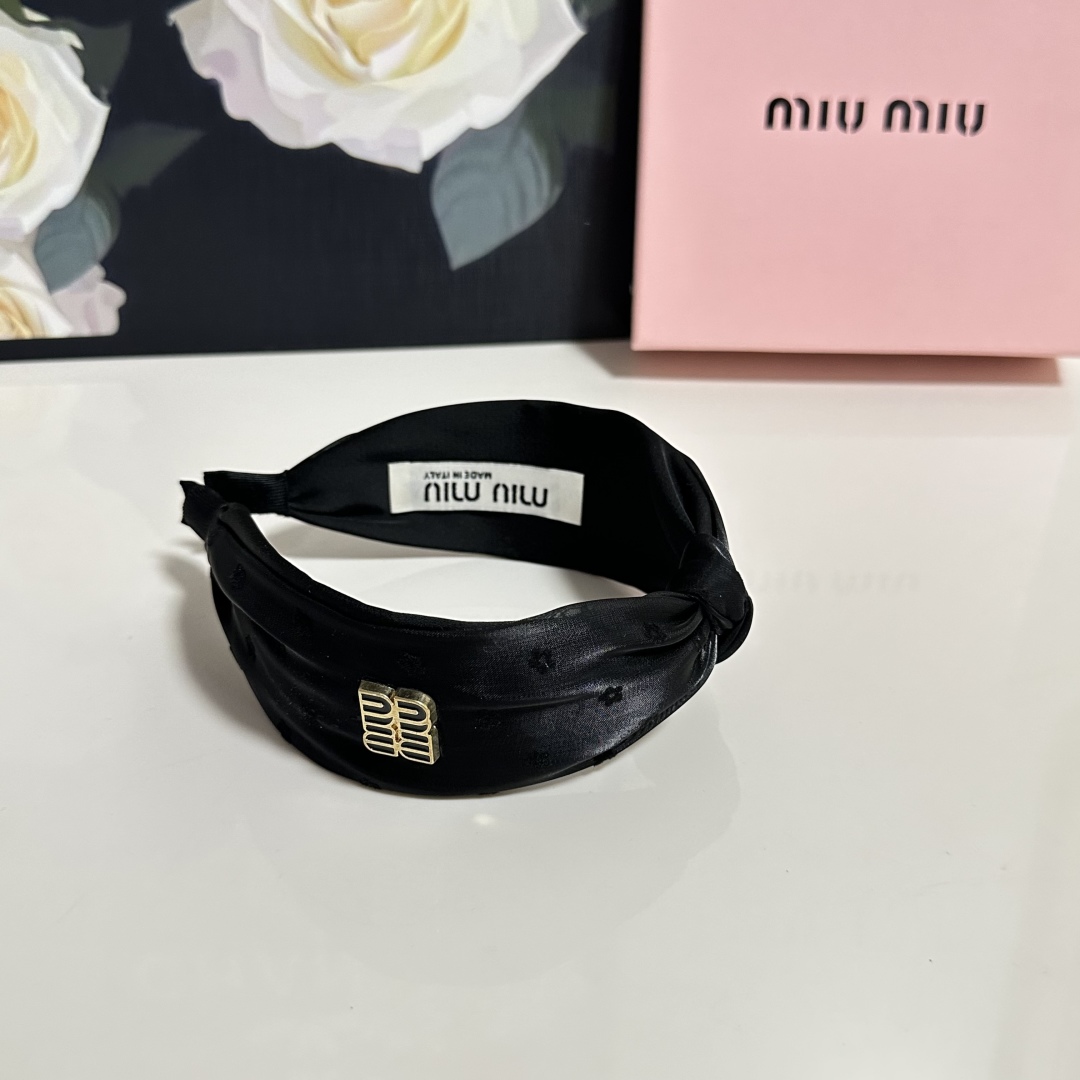  配专柜包装
MiuMiu（缪缪）最新发箍
小仙女快入手
特殊材质 不嘞头
可盐可甜～
