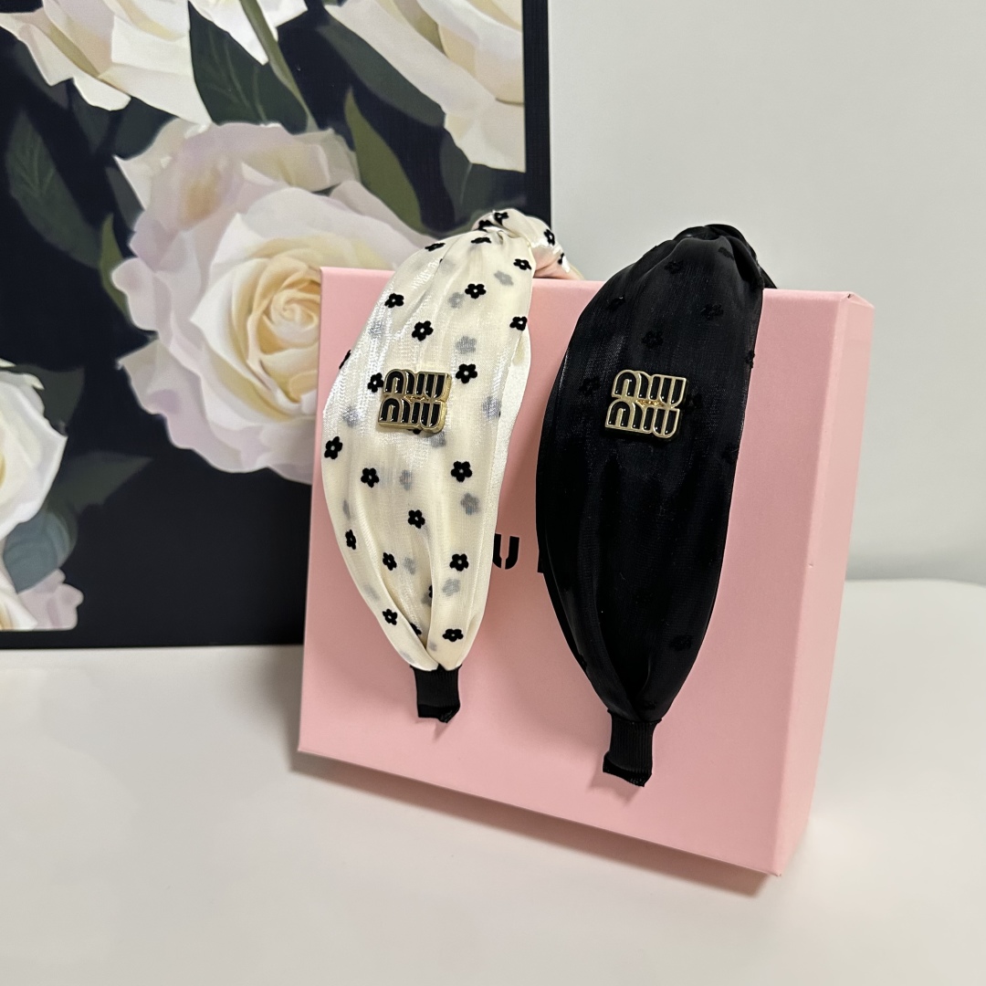  配专柜包装
MiuMiu（缪缪）最新发箍
小仙女快入手
特殊材质 不嘞头
可盐可甜～