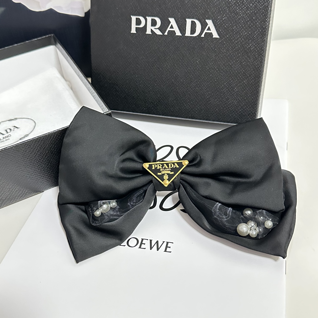  配专柜包装
Prada（普拉达）最新蝴蝶结中古五金发夹#
信我！人手必备的单品 这件必须买
洋气神仙颜