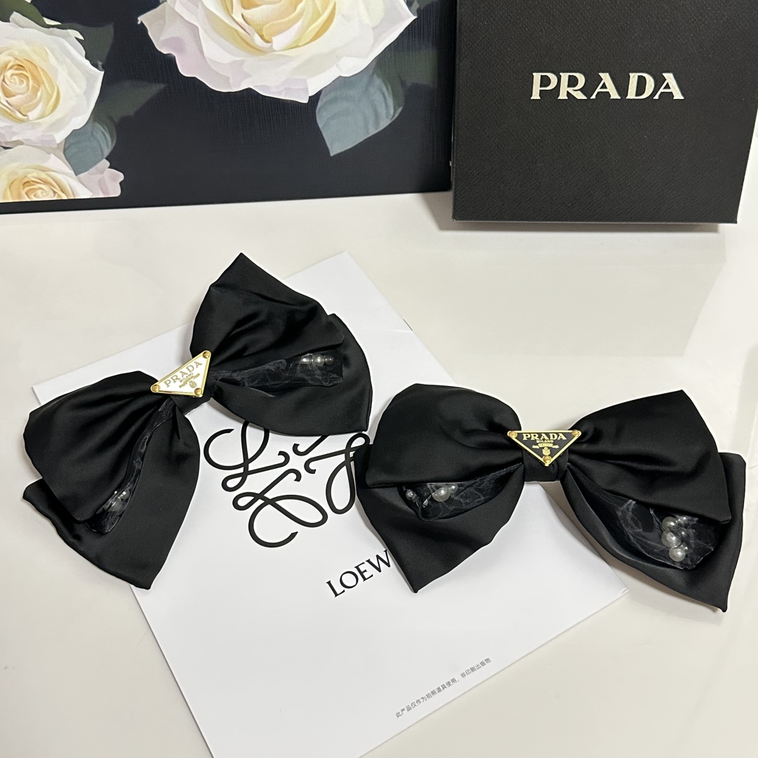  配专柜包装
Prada（普拉达）最新蝴蝶结中古五金发夹#
信我！人手必备的单品 这件必须买
洋气神仙颜