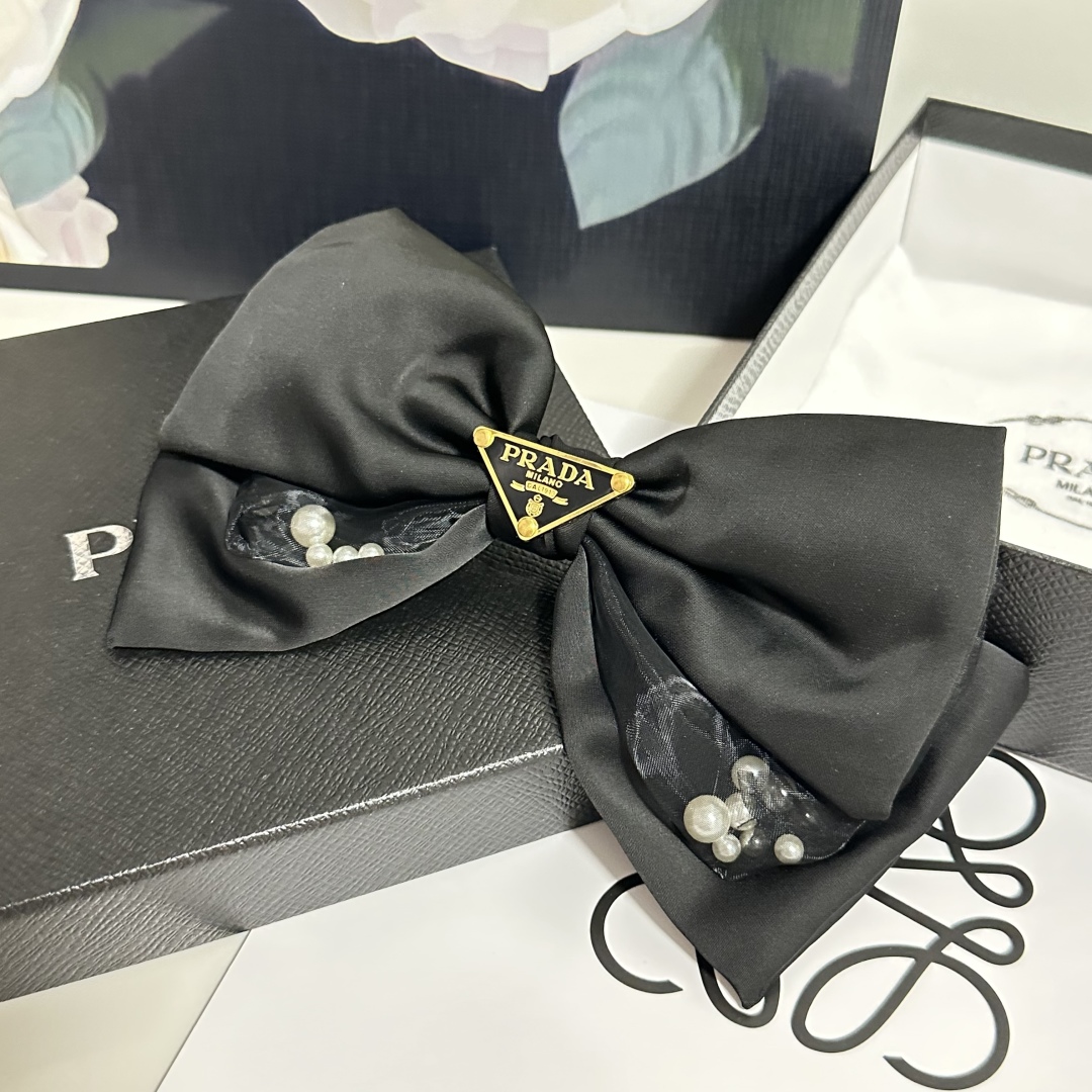  配专柜包装
Prada（普拉达）最新蝴蝶结中古五金发夹#
信我！人手必备的单品 这件必须买
洋气神仙颜