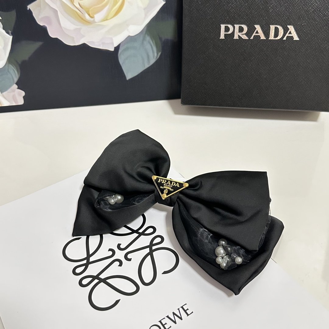  配专柜包装
Prada（普拉达）最新蝴蝶结中古五金发夹#
信我！人手必备的单品 这件必须买
洋气神仙颜