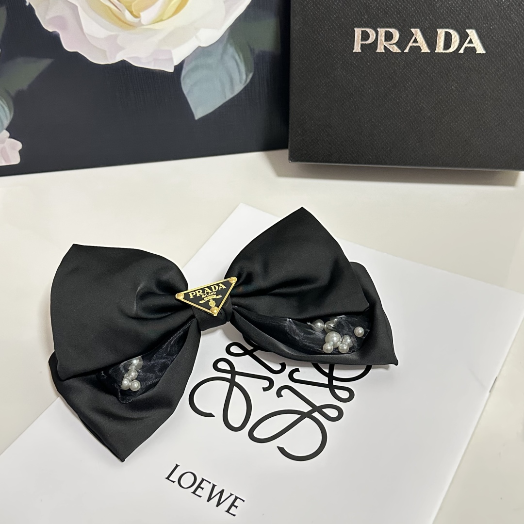  配专柜包装
Prada（普拉达）最新蝴蝶结中古五金发夹#
信我！人手必备的单品 这件必须买
洋气神仙颜
