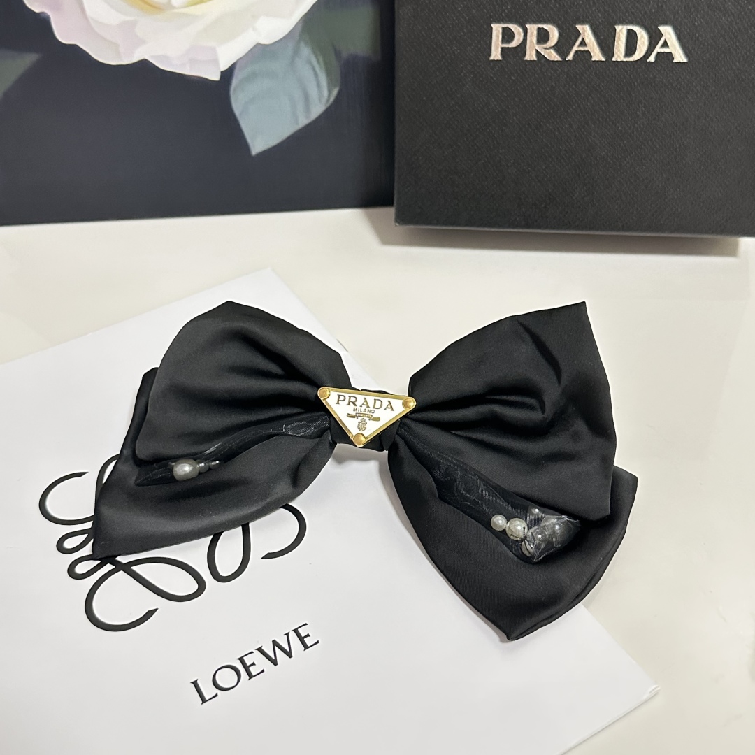  配专柜包装
Prada（普拉达）最新蝴蝶结中古五金发夹#
信我！人手必备的单品 这件必须买
洋气神仙颜