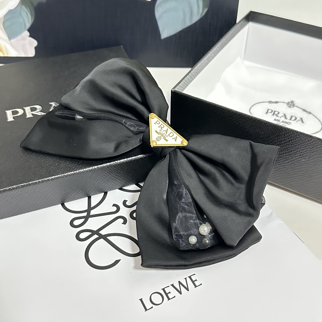  配专柜包装
Prada（普拉达）最新蝴蝶结中古五金发夹#
信我！人手必备的单品 这件必须买
洋气神仙颜