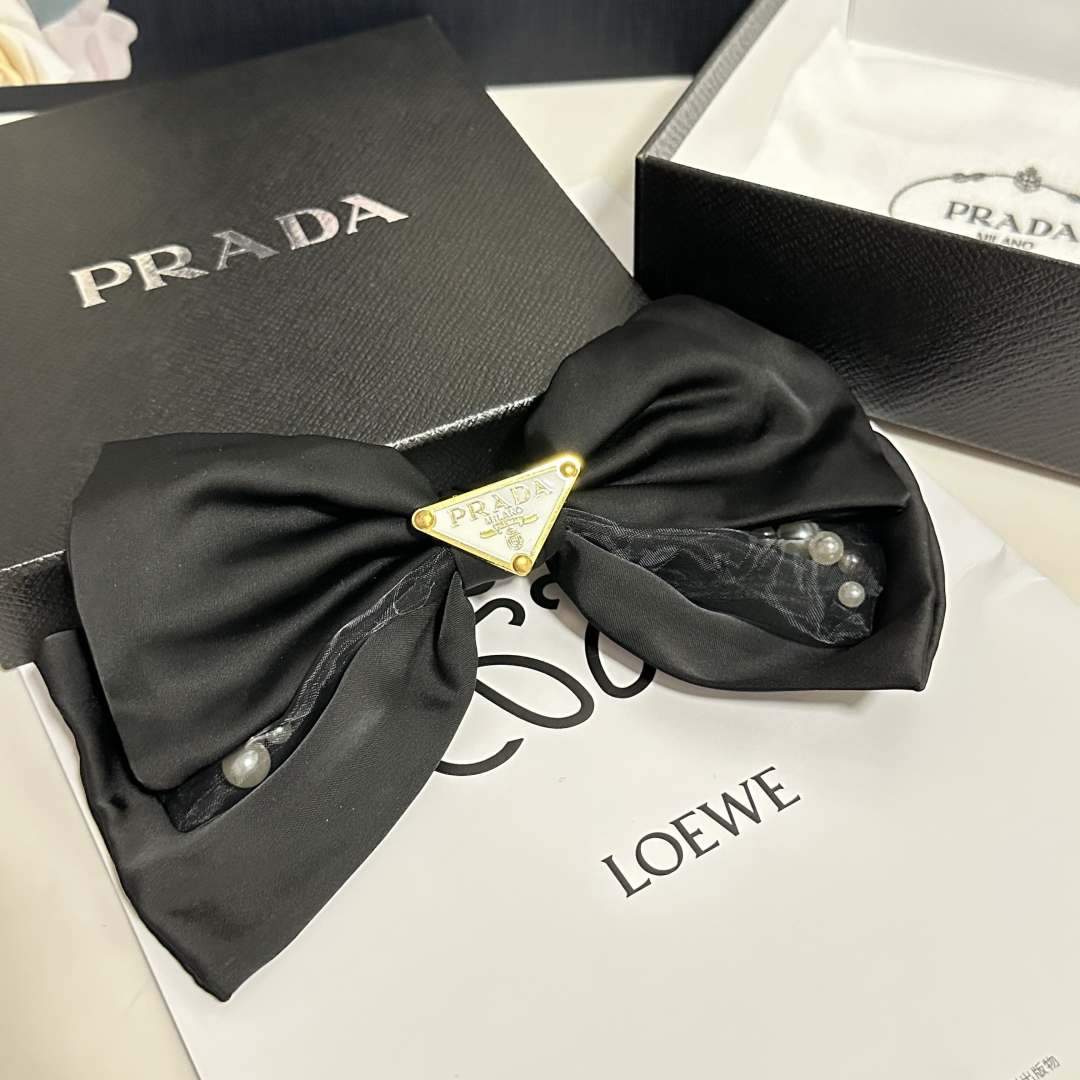  配专柜包装
Prada（普拉达）最新蝴蝶结中古五金发夹#
信我！人手必备的单品 这件必须买
洋气神仙颜
