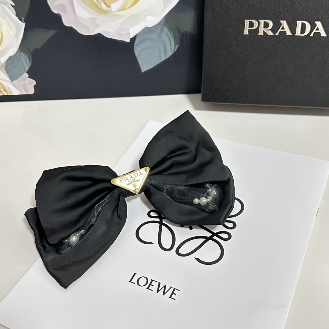  配专柜包装
Prada（普拉达）最新蝴蝶结中古五金发夹#
信我！人手必备的单品 这件必须买
洋气神仙颜
