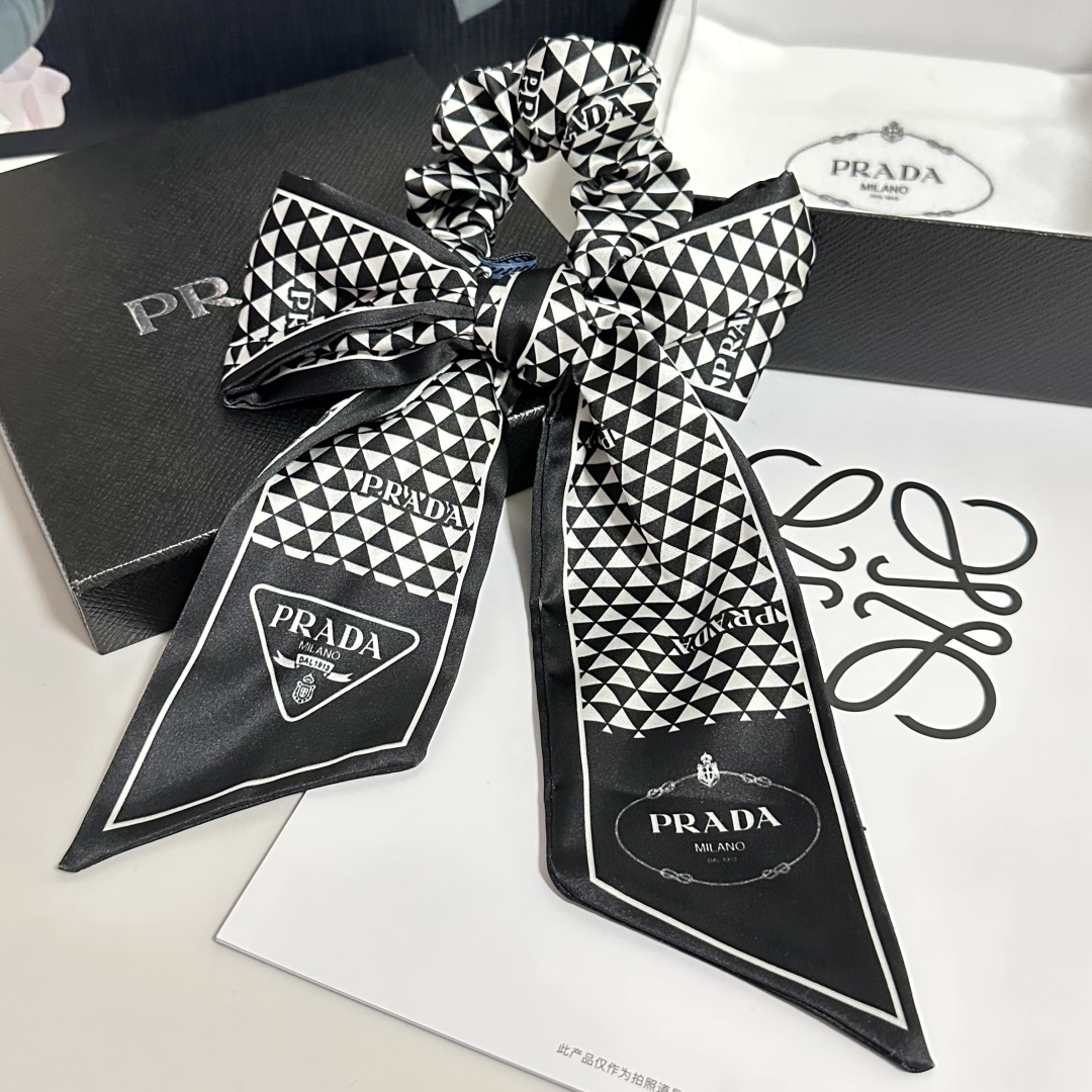  配专柜包装
Prada（普拉达）最新发圈
小仙女快入手
特殊材质 不嘞头
可盐可甜～