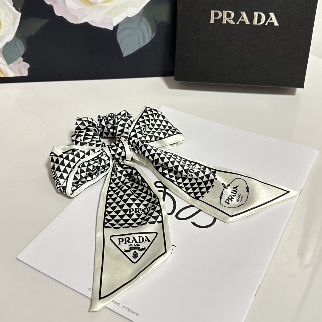  配专柜包装
Prada（普拉达）最新发圈
小仙女快入手
特殊材质 不嘞头
可盐可甜～