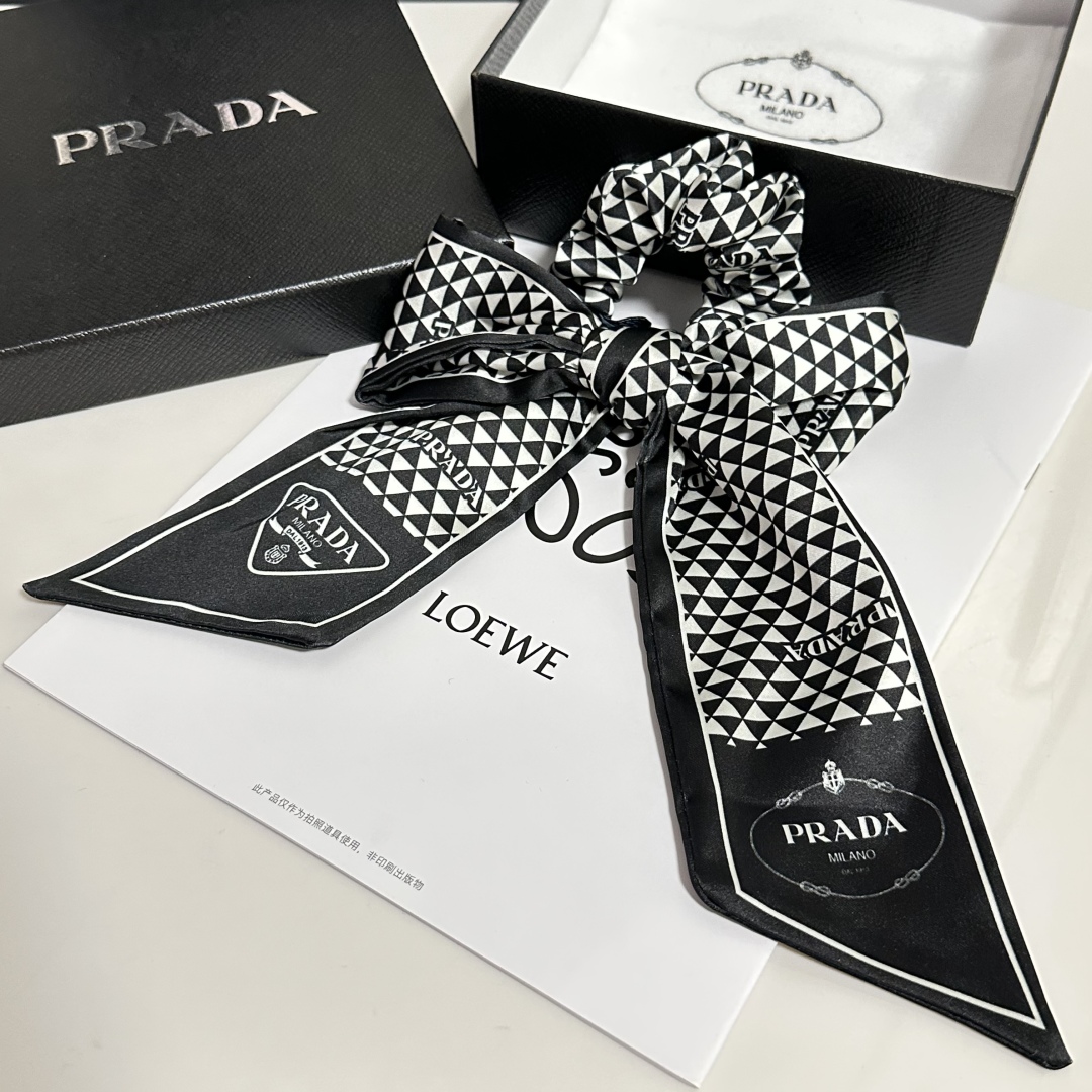  配专柜包装
Prada（普拉达）最新发圈
小仙女快入手
特殊材质 不嘞头
可盐可甜～