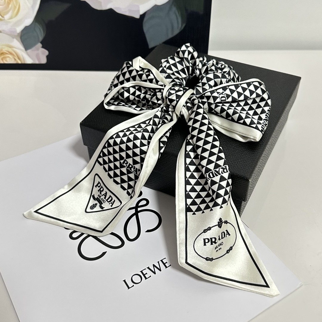  配专柜包装
Prada（普拉达）最新发圈
小仙女快入手
特殊材质 不嘞头
可盐可甜～