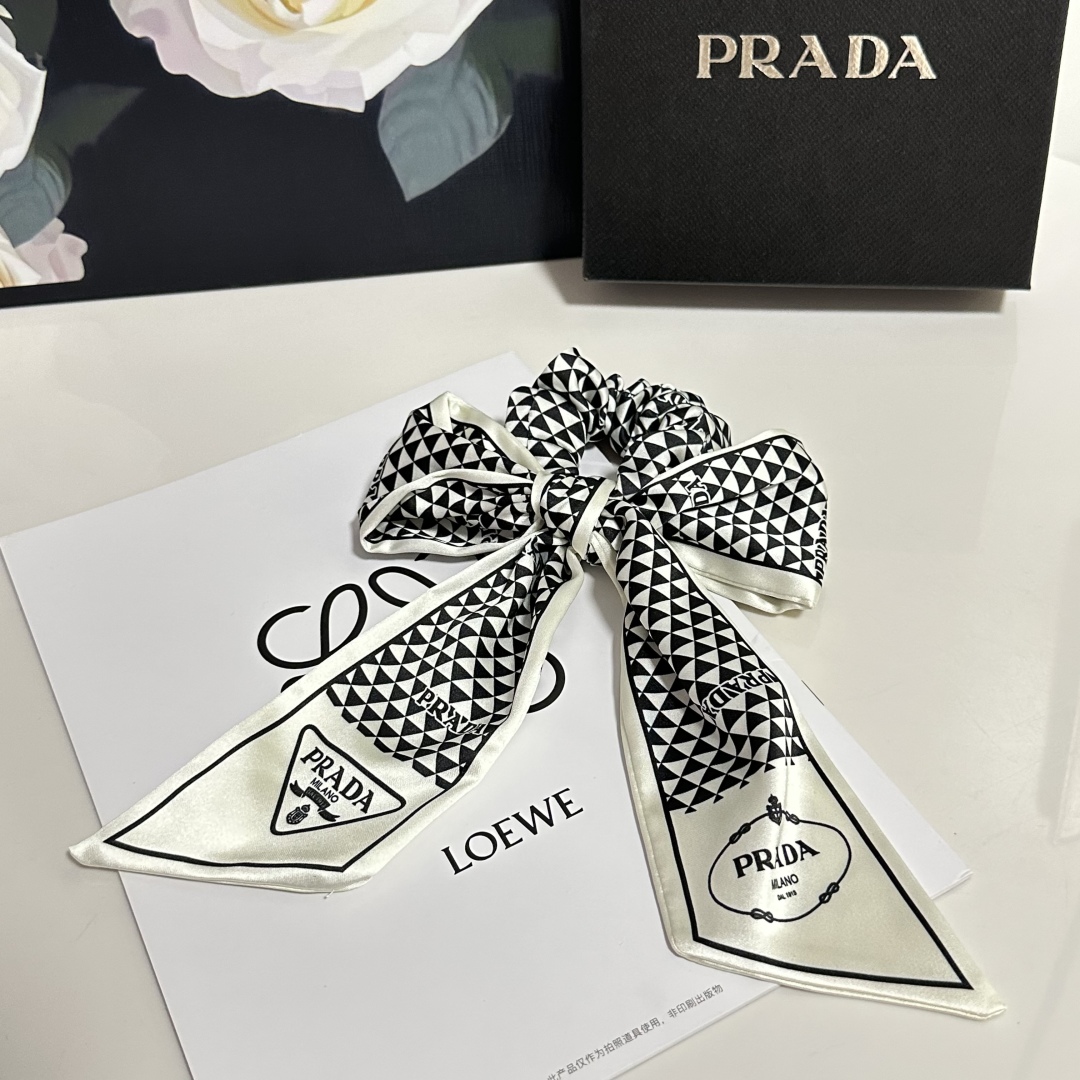  配专柜包装
Prada（普拉达）最新发圈
小仙女快入手
特殊材质 不嘞头
可盐可甜～