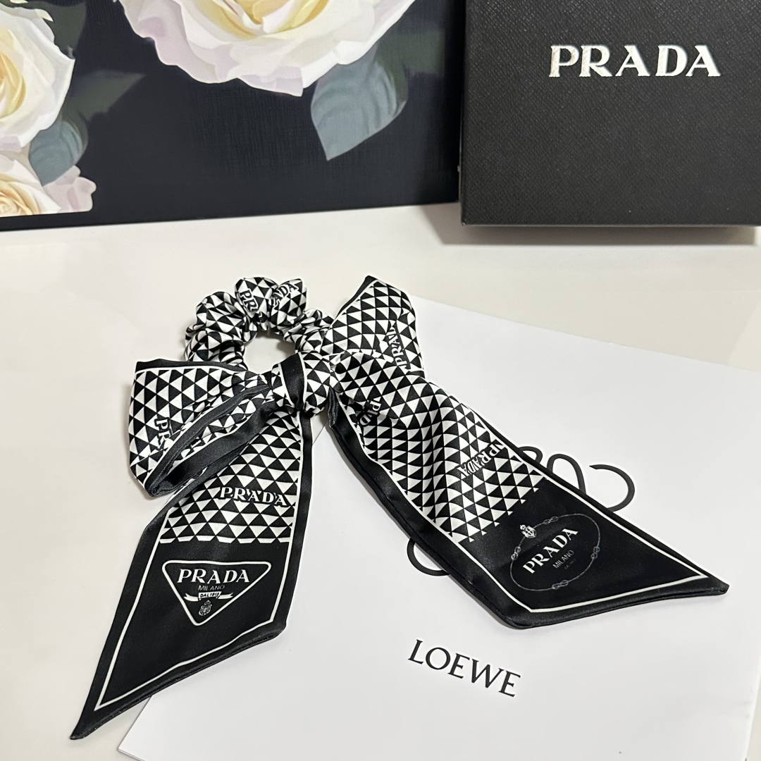  配专柜包装
Prada（普拉达）最新发圈
小仙女快入手
特殊材质 不嘞头
可盐可甜～