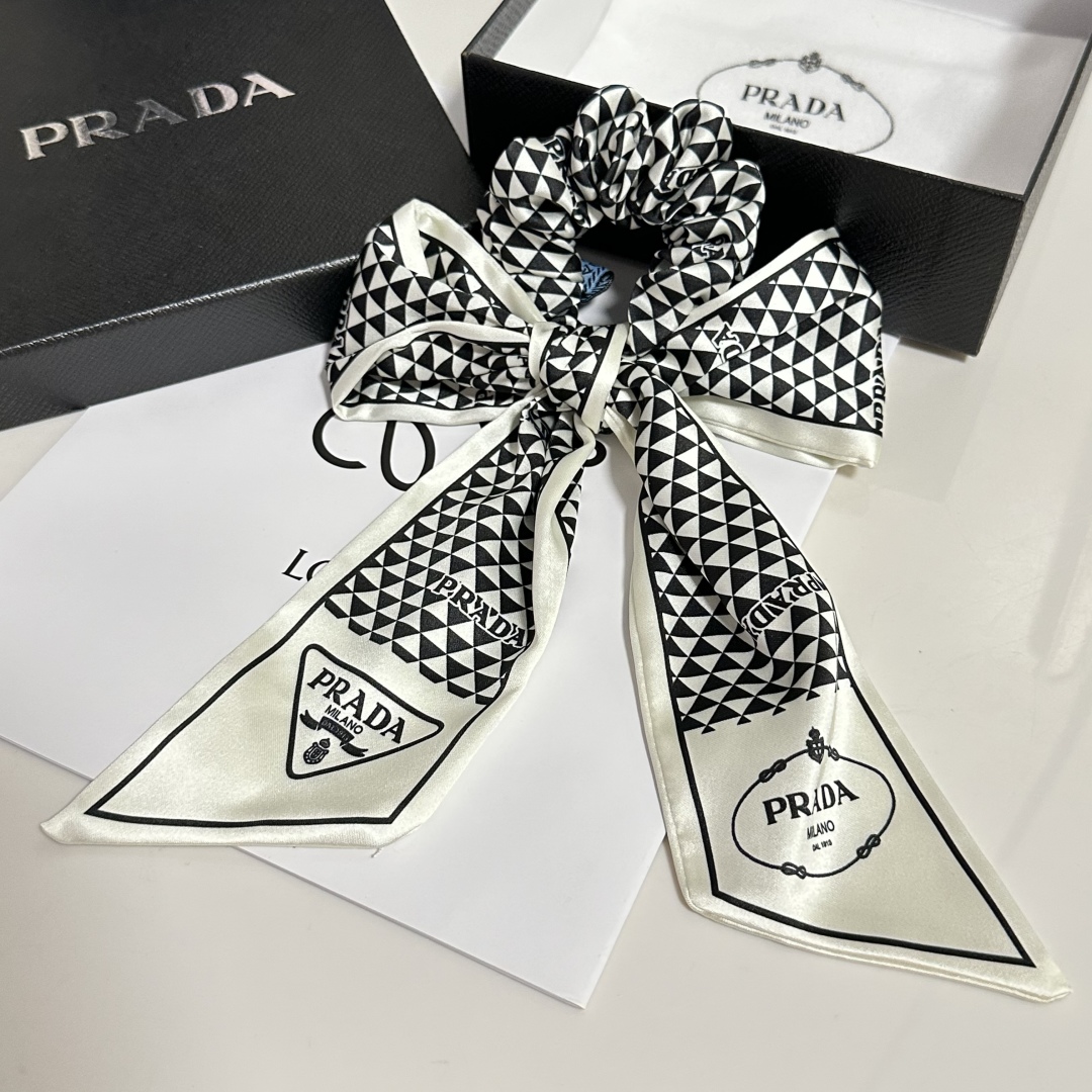  配专柜包装
Prada（普拉达）最新发圈
小仙女快入手
特殊材质 不嘞头
可盐可甜～