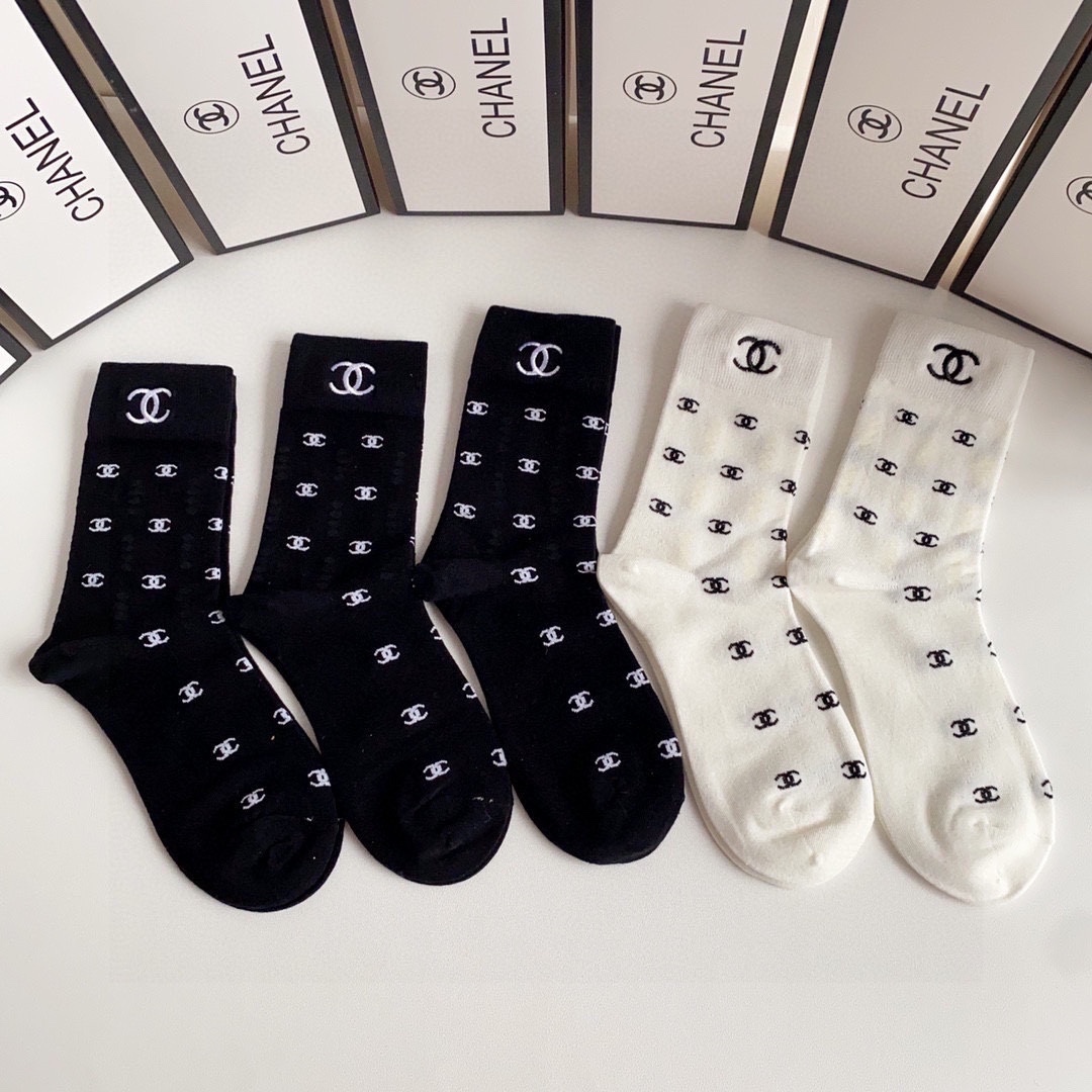  💛配包装
Chanel（香奈儿）新款刺绣经典中长款堆堆袜袜子！一盒五双， 专柜同步筒款袜子，💛大牌出街