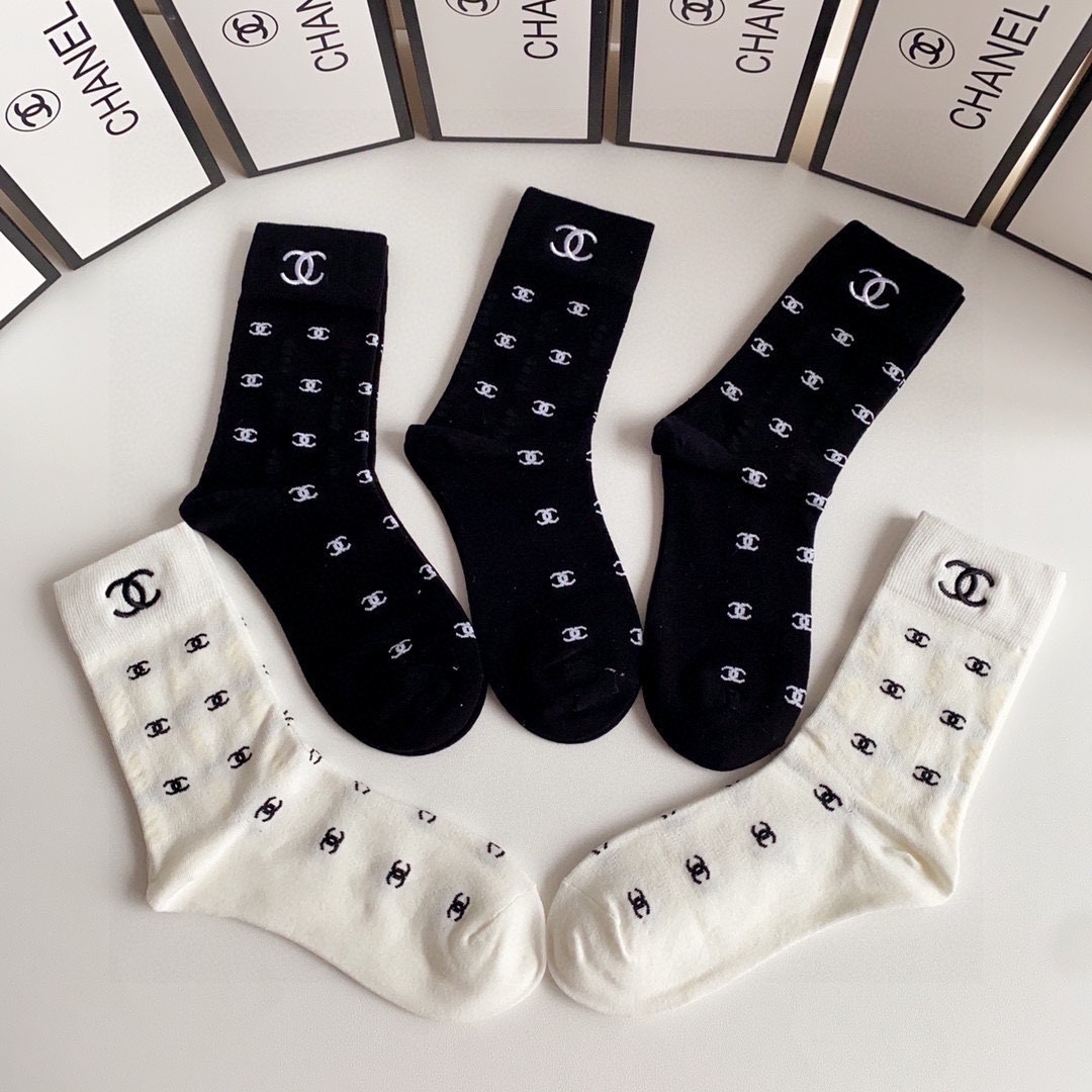  💛配包装
Chanel（香奈儿）新款刺绣经典中长款堆堆袜袜子！一盒五双， 专柜同步筒款袜子，💛大牌出街