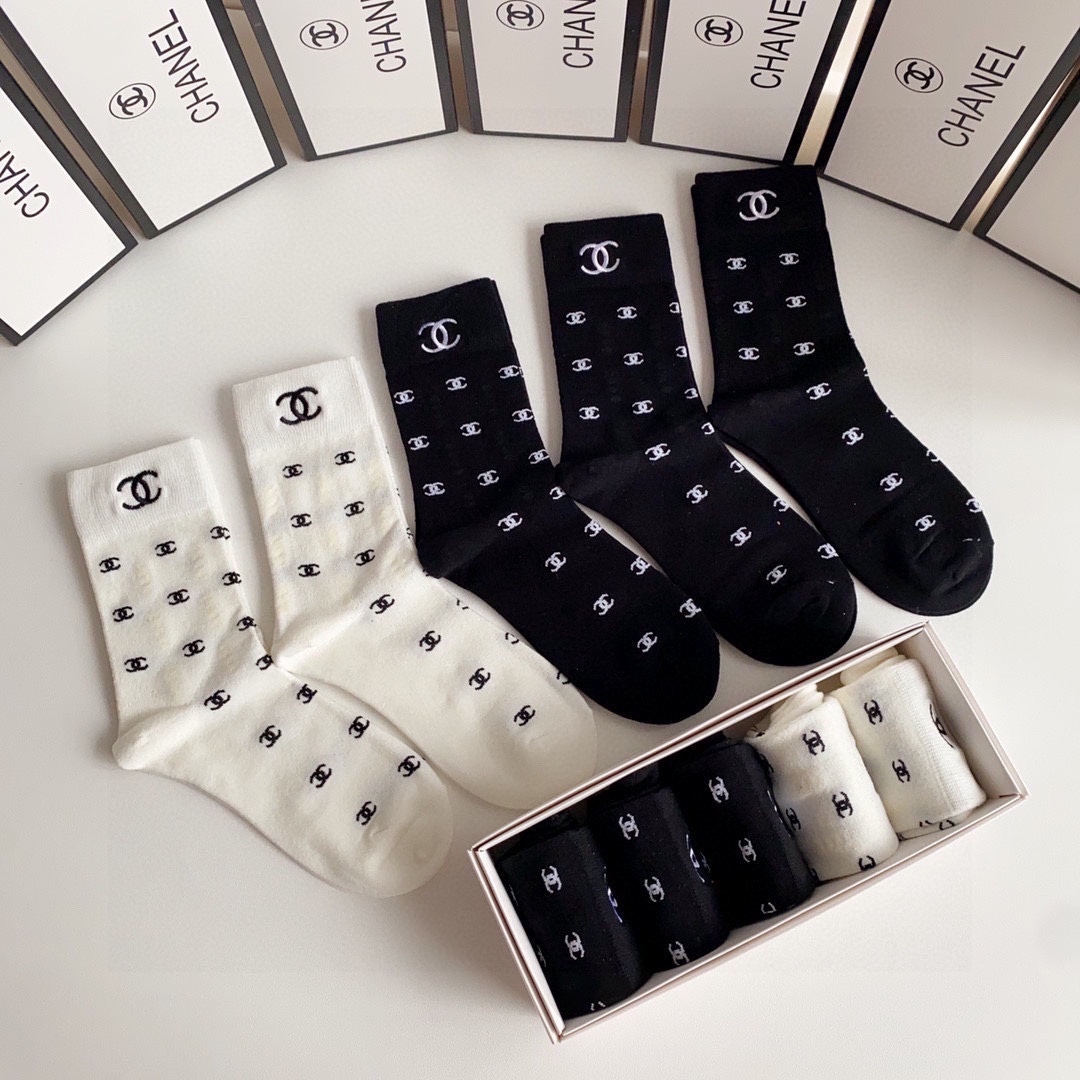  💛配包装
Chanel（香奈儿）新款刺绣经典中长款堆堆袜袜子！一盒五双， 专柜同步筒款袜子，💛大牌出街