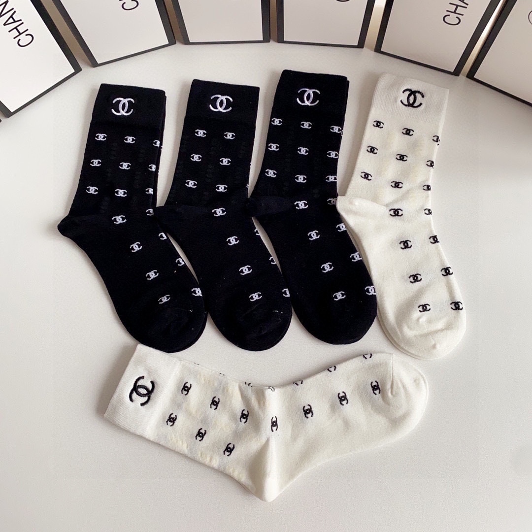  💛配包装
Chanel（香奈儿）新款刺绣经典中长款堆堆袜袜子！一盒五双， 专柜同步筒款袜子，💛大牌出街