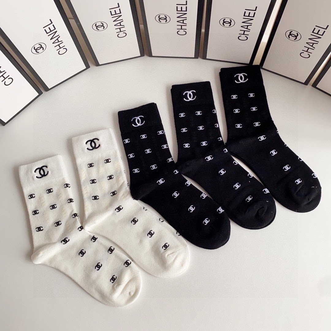  💛配包装
Chanel（香奈儿）新款刺绣经典中长款堆堆袜袜子！一盒五双， 专柜同步筒款袜子，💛大牌出街