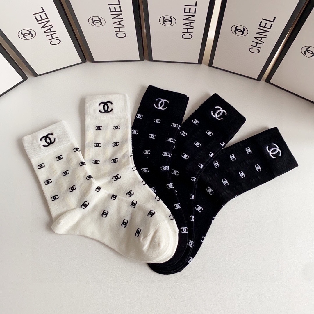  💛配包装
Chanel（香奈儿）新款刺绣经典中长款堆堆袜袜子！一盒五双， 专柜同步筒款袜子，💛大牌出街