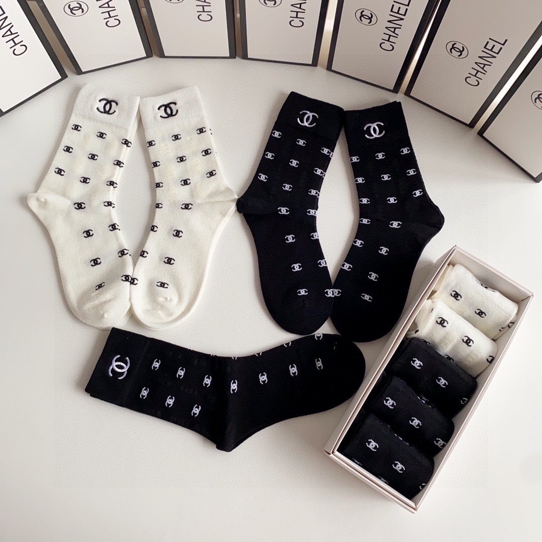  💛配包装
Chanel（香奈儿）新款刺绣经典中长款堆堆袜袜子！一盒五双， 专柜同步筒款袜子，💛大牌出街