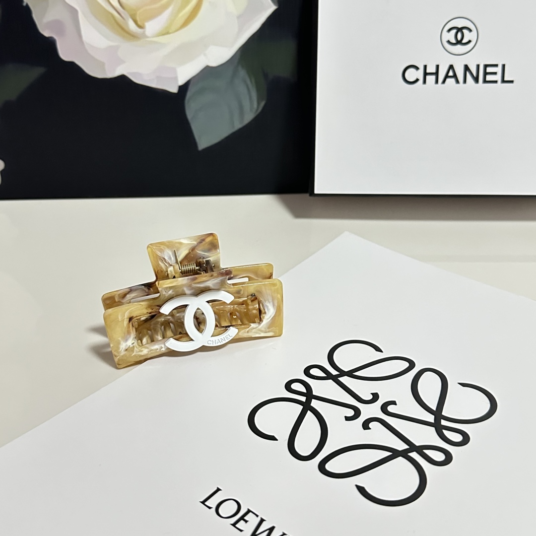  （单个）配专柜包装 
Chanel（香奈儿）最新爆款来啦✨💫
中古vintage复古抓夹
优雅的gir
